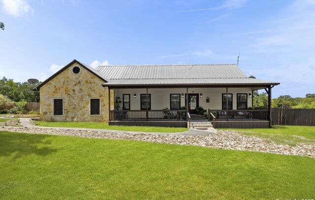 3-bedroom rental at 117 Lagniappe L in Bandera, TX — photo 2