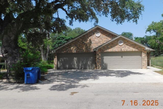 rental at 1409 W Martin in Pleasanton, TX — photo 1