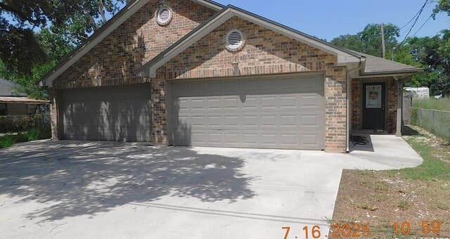 rental at 1409 W Martin in Pleasanton, TX — photo 2