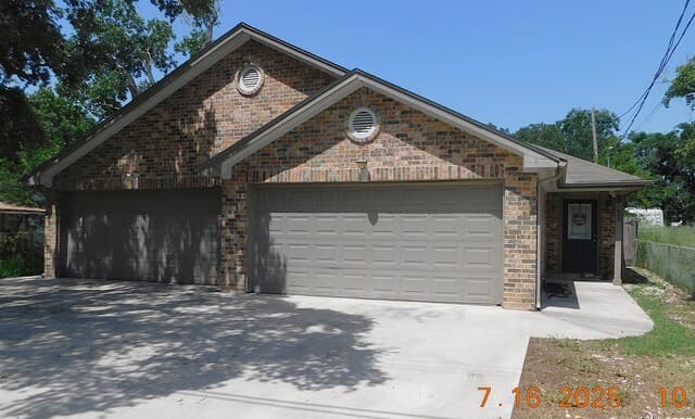rental at 1409 W Martin in Pleasanton, TX — photo 4