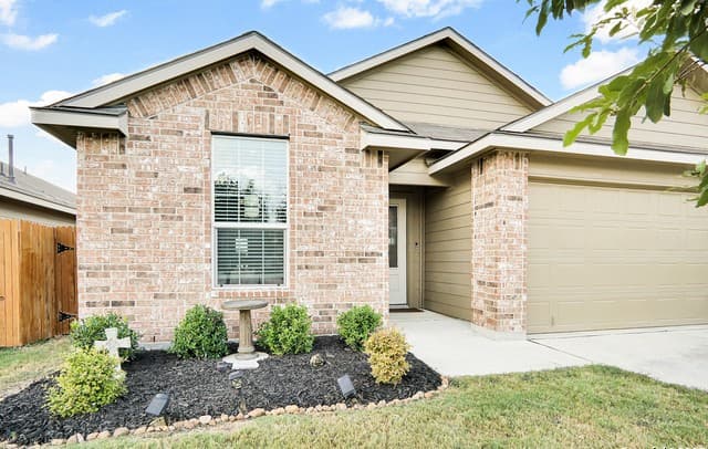 3-bedroom rental at 13019 Minuet Sway in San Antonio, TX — photo 3
