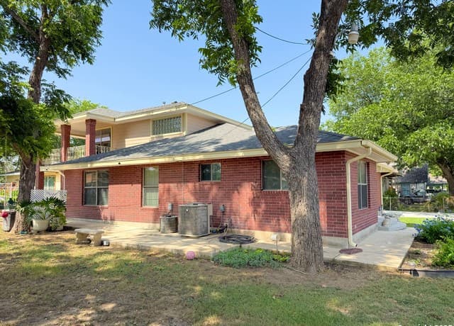 4-bedroom rental at 710 W Baetz Blvd. in San Antonio, TX — photo 4