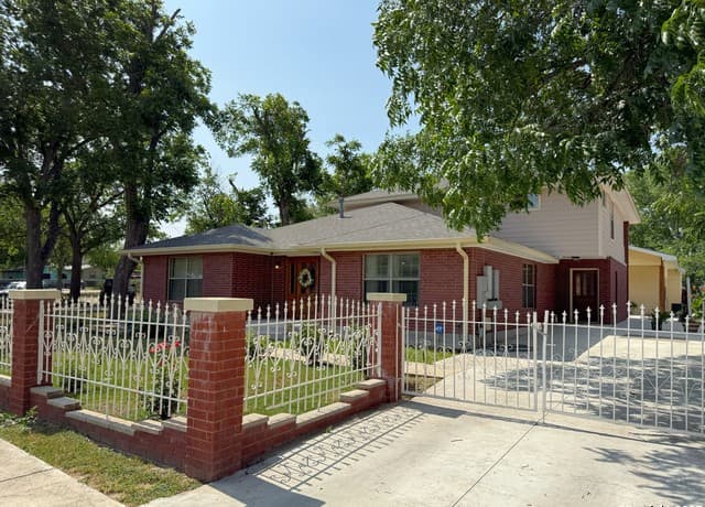 rental at 710 W Baetz BLVD 1 in San Antonio, TX — photo 4