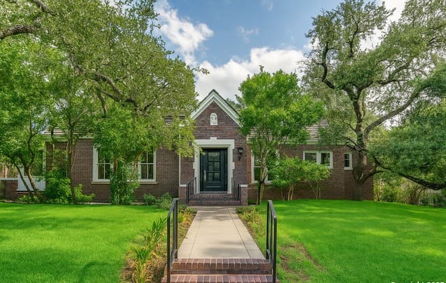 2-bedroom rental at 148 E Elsmere in San Antonio, TX — photo 2