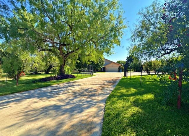 4-bedroom rental at 508 Lagunillas in Charlotte, TX — photo 2