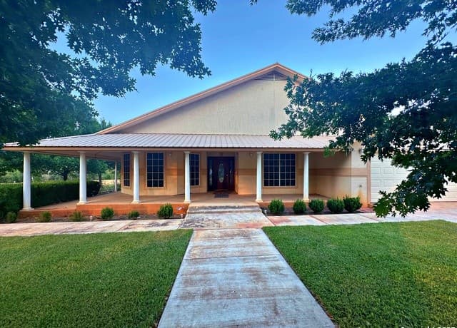 4-bedroom rental at 508 Lagunillas in Charlotte, TX — photo 3