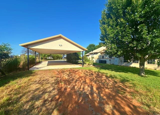 4-bedroom rental at 508 Lagunillas in Charlotte, TX — photo 5