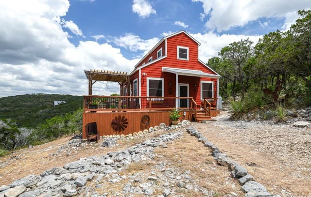 2-bedroom rental at 776 County Road 270 in Mico, TX — photo 3