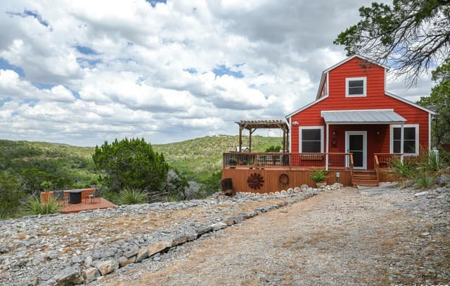 2-bedroom rental at 776 County Road 270 in Mico, TX — photo 4