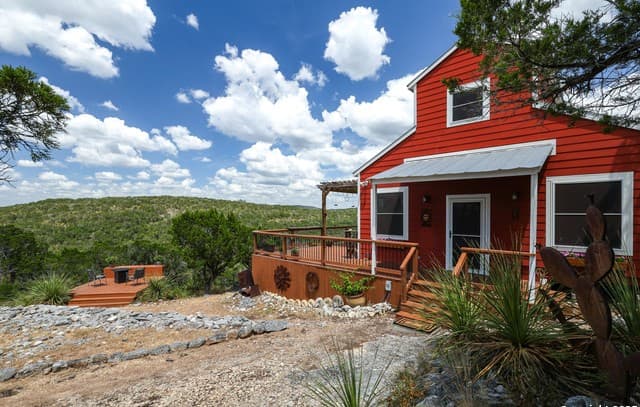 2-bedroom rental at 776 County Road 270 in Mico, TX — photo 5