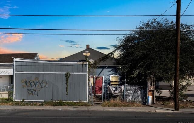 3-bedroom rental at 1225 Leal in San Antonio, TX — photo 1
