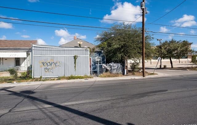 3-bedroom rental at 1225 Leal in San Antonio, TX — photo 4