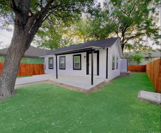 2-bedroom rental at 2323 N Elmendorf St in San Antonio, TX — photo 1