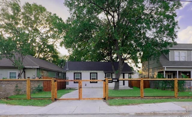 2-bedroom rental at 2323 N Elmendorf St in San Antonio, TX — photo 4