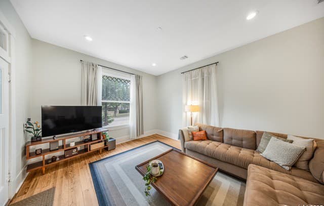3-bedroom rental at 509 W Mistletoe Ave in San Antonio, TX — photo 2