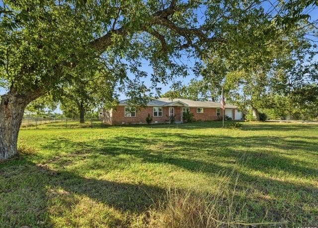 3-bedroom rental at 1979 County Road 651 in Devine, TX — photo 1