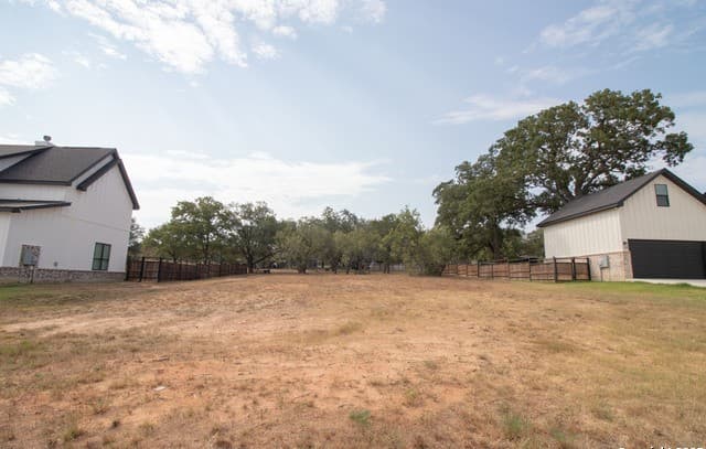 rental at 129 Bayberry Court in La Vernia, TX — photo 3