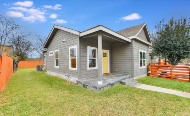 3-bedroom rental at 706 S Olive in San Antonio, TX — photo 1