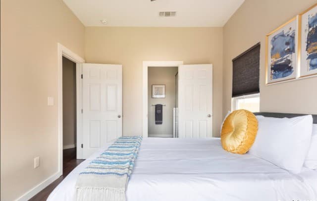 3-bedroom rental at 706 S Olive in San Antonio, TX — photo 4
