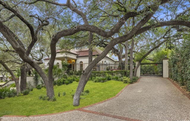 6-bedroom rental at 9003 Village Dr in San Antonio, TX — photo 2