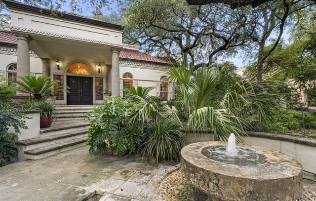 6-bedroom rental at 9003 Village Dr in San Antonio, TX — photo 4