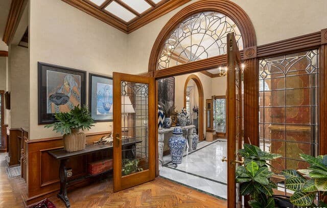 6-bedroom rental at 9003 Village Dr in San Antonio, TX — photo 5
