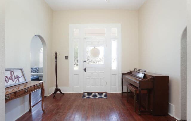3-bedroom rental at 1503 S 2nd Street in Floresville, TX — photo 5