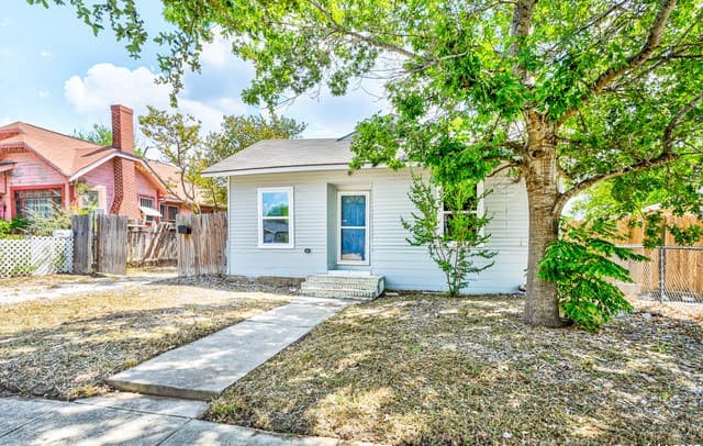 3-bedroom rental at 718 E Highland in San Antonio, TX — photo 2