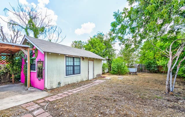 3-bedroom rental at 718 E Highland in San Antonio, TX — photo 3
