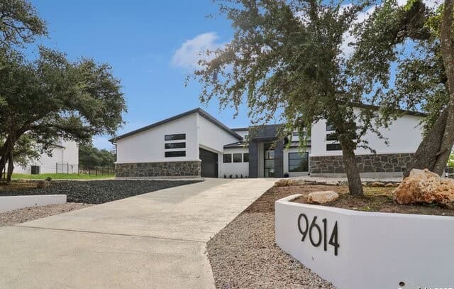 4-bedroom rental at 9614 Midsomer Pl in San Antonio, TX — photo 3