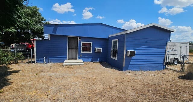 2-bedroom rental at 3513 Commercial Ave in San Antonio, TX — photo 2