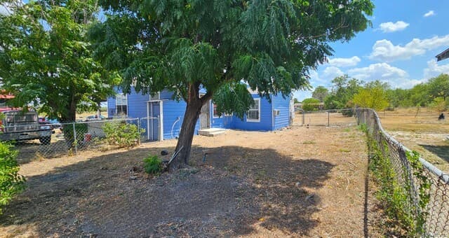 2-bedroom rental at 3513 Commercial Ave in San Antonio, TX — photo 4
