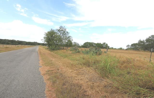 rental at 2.26 ACRES (tract 1) Cr 433 in Stockdale, TX — photo 2