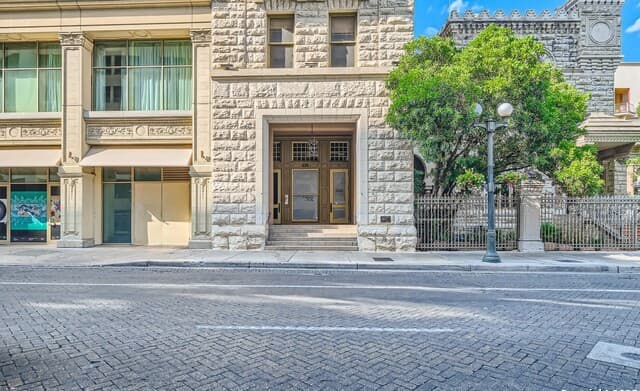 1-bedroom rental at 235 E Commerce Unit 400 in San Antonio, TX — photo 2