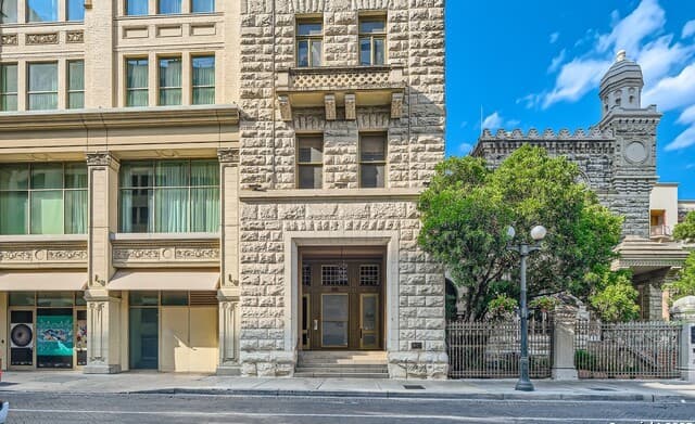 1-bedroom rental at 235 E Commerce Unit 400 in San Antonio, TX — photo 3