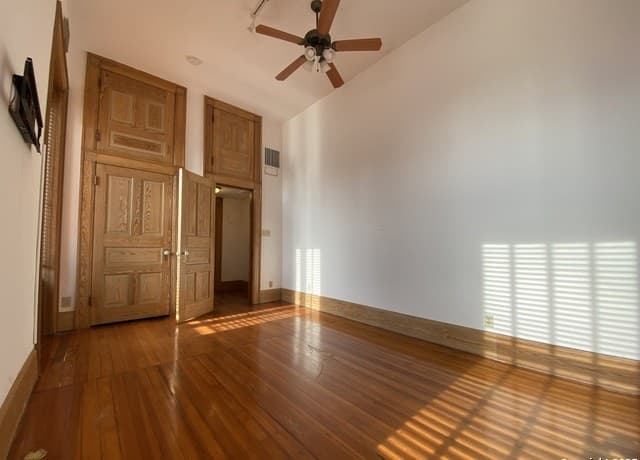 1-bedroom rental at 235 E Commerce Unit 400 in San Antonio, TX — photo 4