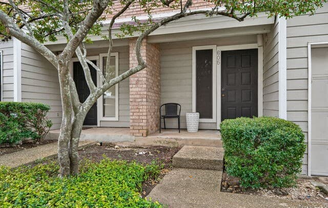 2-bedroom rental at 11001 Wurzbach Unit 605 in San Antonio, TX — photo 2