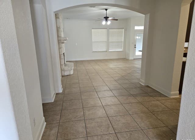 4-bedroom rental at 6718 Laura Heights in Schertz, TX — photo 3