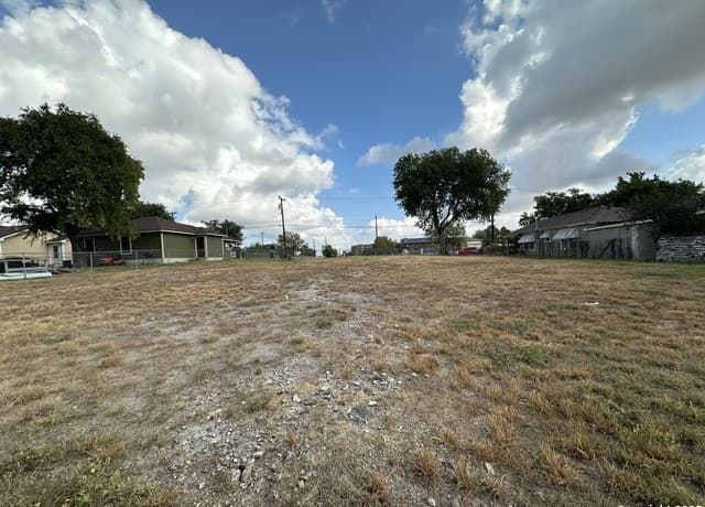 rental at 306 G in San Antonio, TX — photo 1