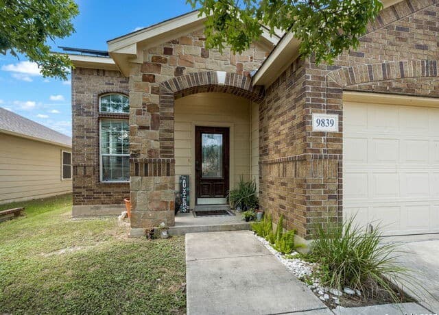 4-bedroom rental at 9839 Mill Path in San Antonio, TX — photo 3