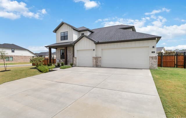 4-bedroom rental at 145 W Magnolia in La Vernia, TX — photo 2