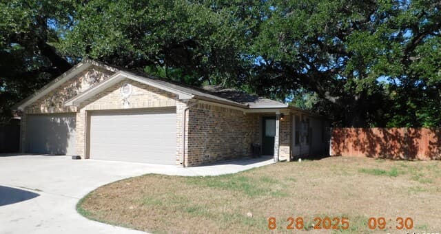 rental at 1411 Martin in Pleasanton, TX — photo 1