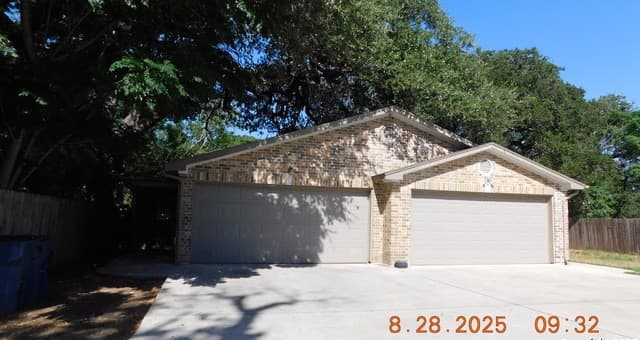 rental at 1411 Martin in Pleasanton, TX — photo 2