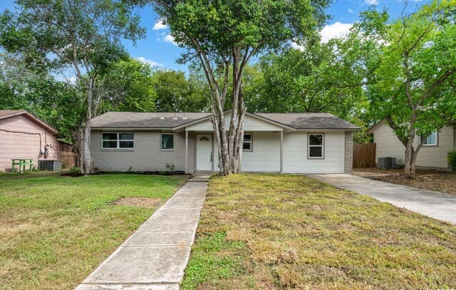 3-bedroom rental at 218 Park Ln in Universal City, TX — photo 1