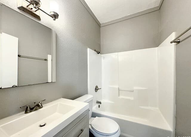 1-bedroom rental at 321 N Chupaderas St Unit 101 in San Antonio, TX — photo 3