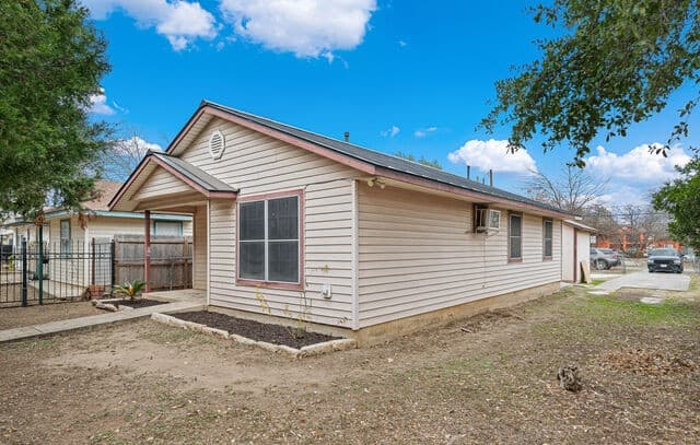 2-bedroom rental at 806 N Brazos St in San Antonio, TX — photo 1