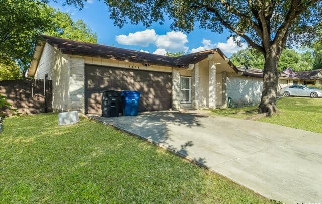 5-bedroom rental at 14004 Roslin in Live Oak, TX — photo 4