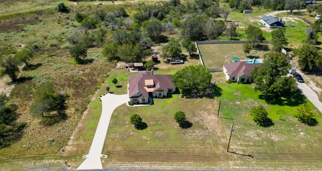 3-bedroom rental at 121 Carrizo Ridge in Floresville, TX — photo 2