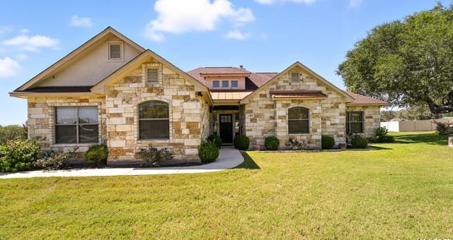 3-bedroom rental at 121 Carrizo Ridge in Floresville, TX — photo 3