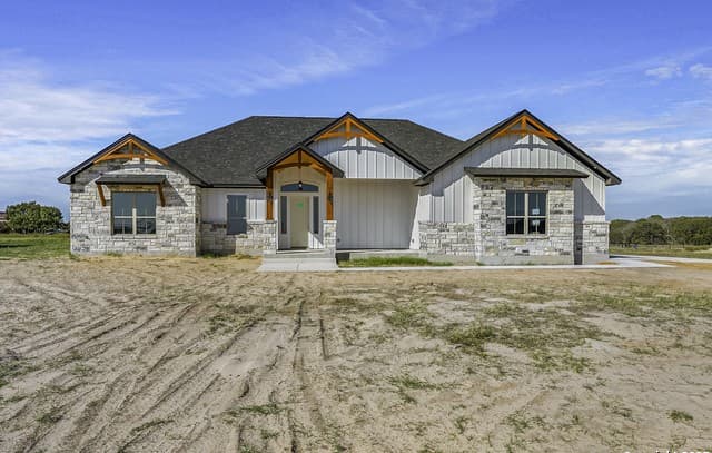 4-bedroom rental at 104 Estates in La Vernia, TX — photo 4